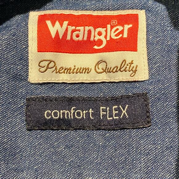 Wrangler Men’s size medium cotton denim long sleeve button front shirt. - Picture 3 of 5